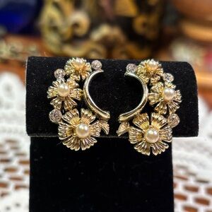 Lisner Gold Tone Floral Clip On Earrings